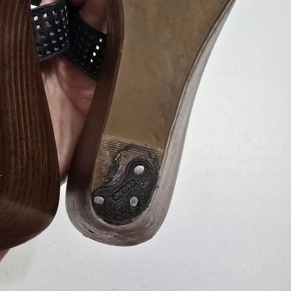 Tory Burch heel logo
